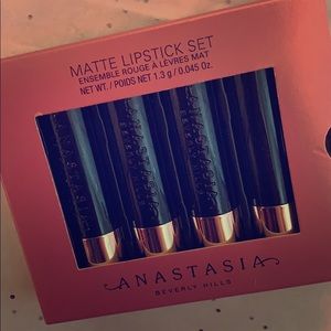 ANASTASIA MATTE LIPSTICK SET! NWT 👄 🏷 !